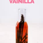 Foto de perfil de una botella con extracto de vainilla casero con las palabras extracto de vainilla