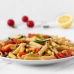 Foto cuadrada de un plato de ensalada de pasta