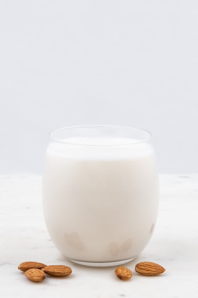 Foto de perfil de un vaso de leche de almendras