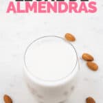Foto de un vaso de leche de almendras con las palabras leche de almendras