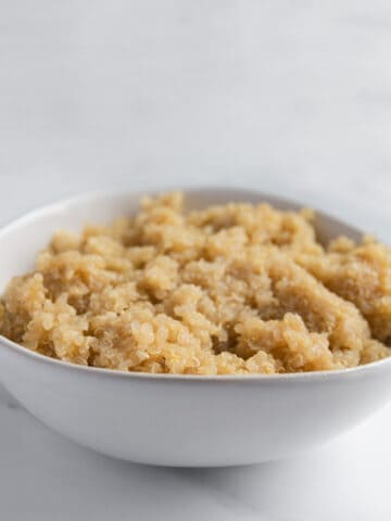 Foto de perfil de un bol de quinoa cocinada