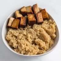 Foto cuadrada de un bol de quinoa con tofu