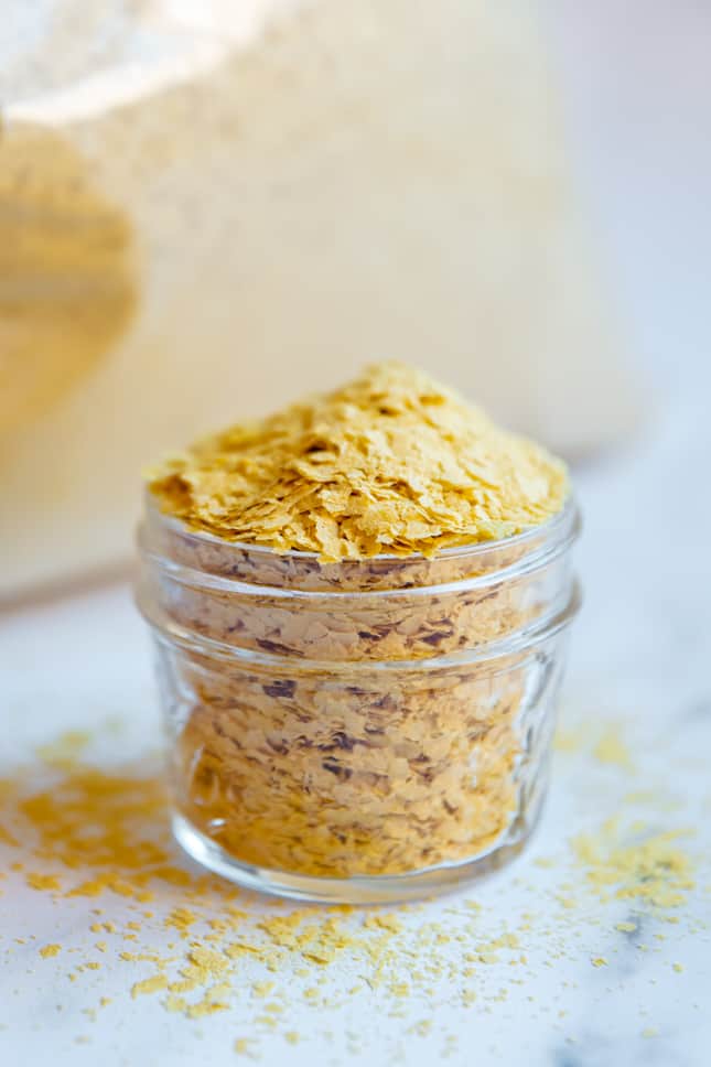 Foto de un tarro de cristal con levadura nutricional
