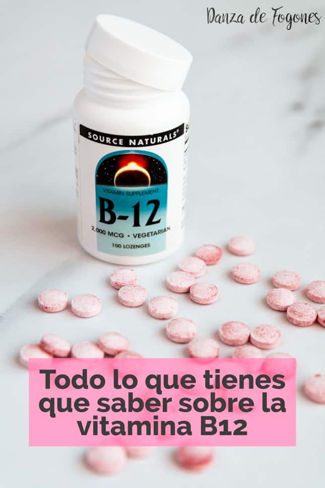 Foto de un bote de pastillas de color rosa de vitamina b12 con las palabras todo lo que tienes que saber sobre la vitamina b12