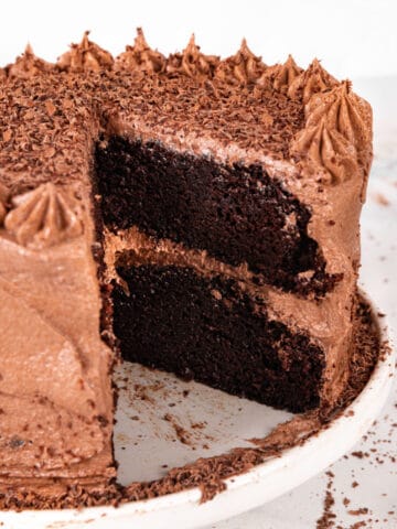Foto de una tarta de chocolate cortada