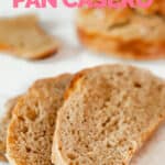 Foto de unas rebanadas de pan casero con las palabras cómo hacer pan casero