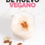 Foto de un vaso de ponche de huevo vegano con las palabras ponche de huevo vegano