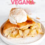 Foto de un trozo de tarta de manzana vegana con las palabras tarta de manzana vegana