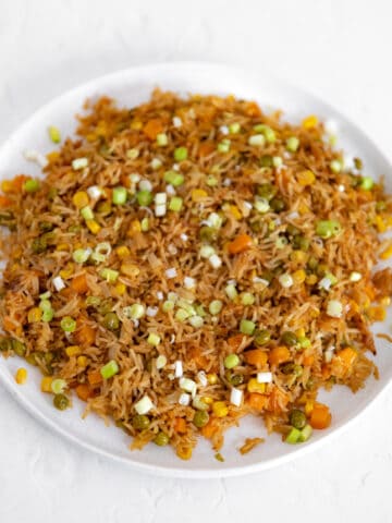 Foto de un plato de arroz chino vegano