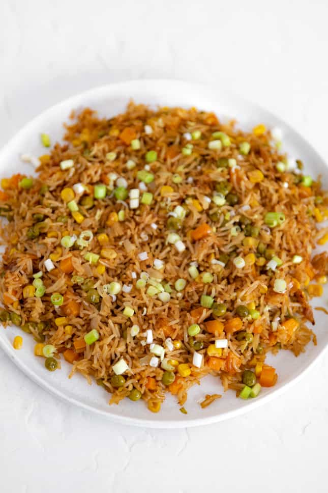 Foto de un plato de arroz chino vegano