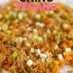 Foto de cerca de un plato de arroz chino vegano con las palabras arroz chino vegano