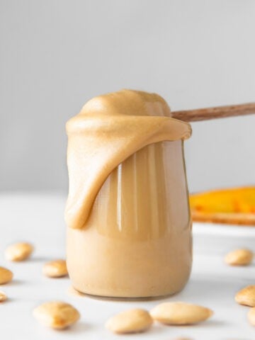 Foto de un bol de mantequilla de almendras