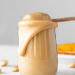 Foto de perfil de un bol de mantequilla de almendras con un título