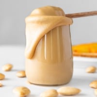 Foto cuadrada de un bol de mantequilla de almendras