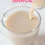 Foto de cerca de una taza de leche de arroz con un título