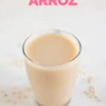 Foto de una taza de leche de arroz con un título