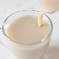Foto cuadrada de una taza de leche de arroz