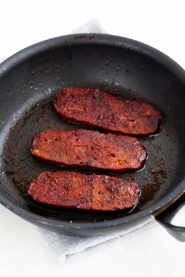 Foto de bacon vegano en una sartén