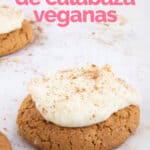 Foto de unas galletas de calabaza veganas sobre un fondo blanco con un título.