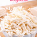 Foto de un bol con mozzarella vegana rallada con un título