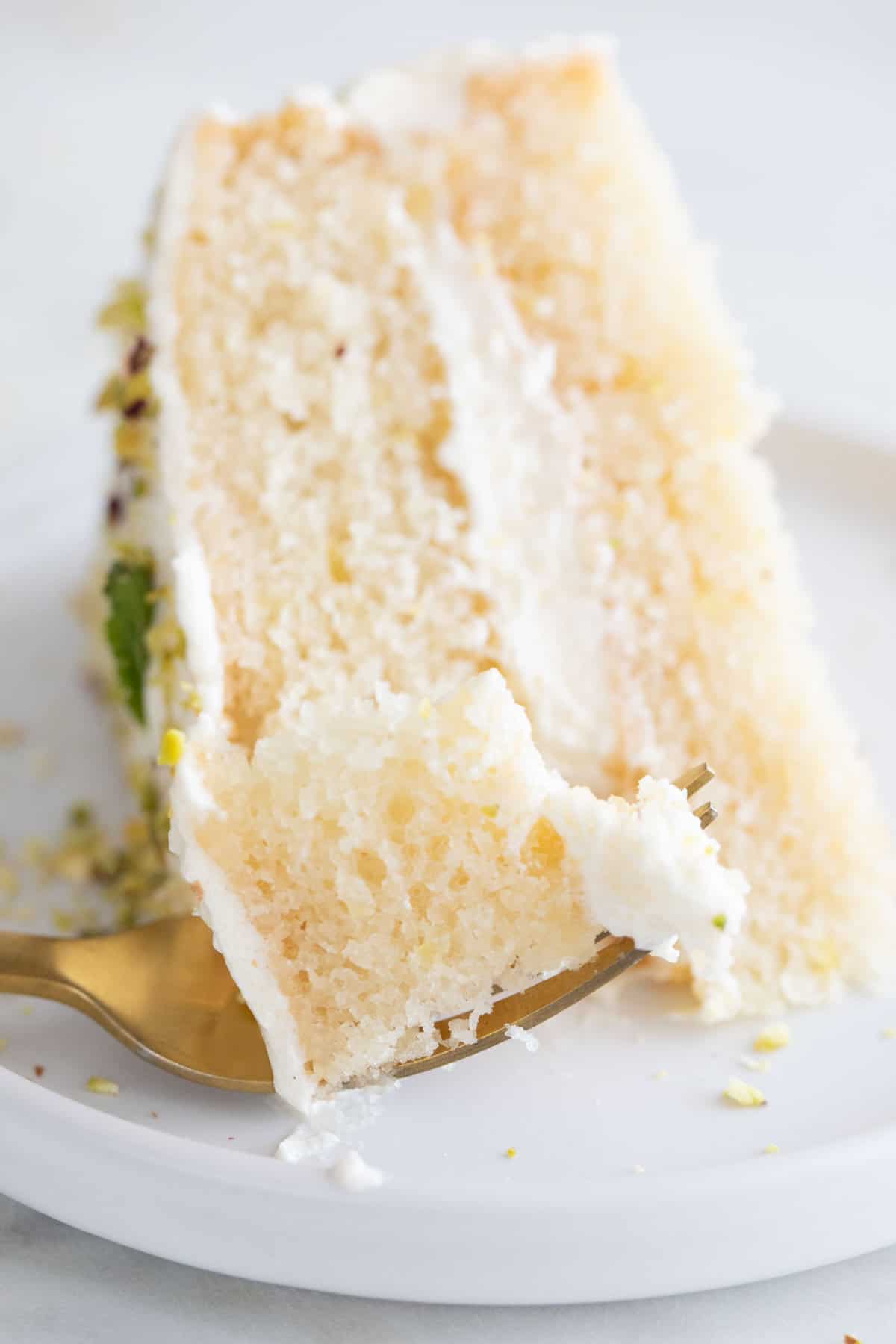 Foto de cerca de un trozo de tarta sobre un plato con un tenedor.