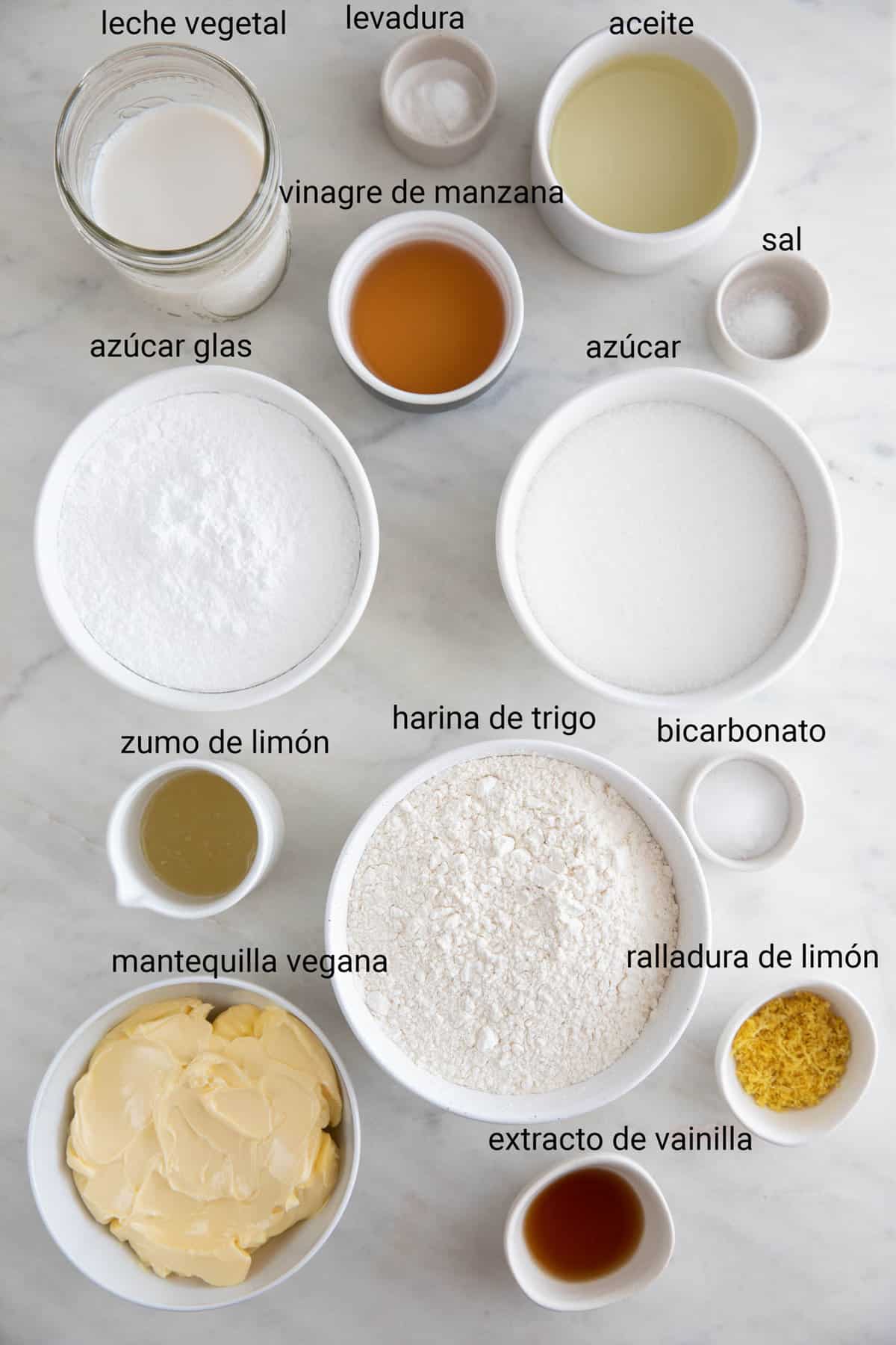 Foto de los ingredientes necesarios para hacer una tarta de limón vegana.