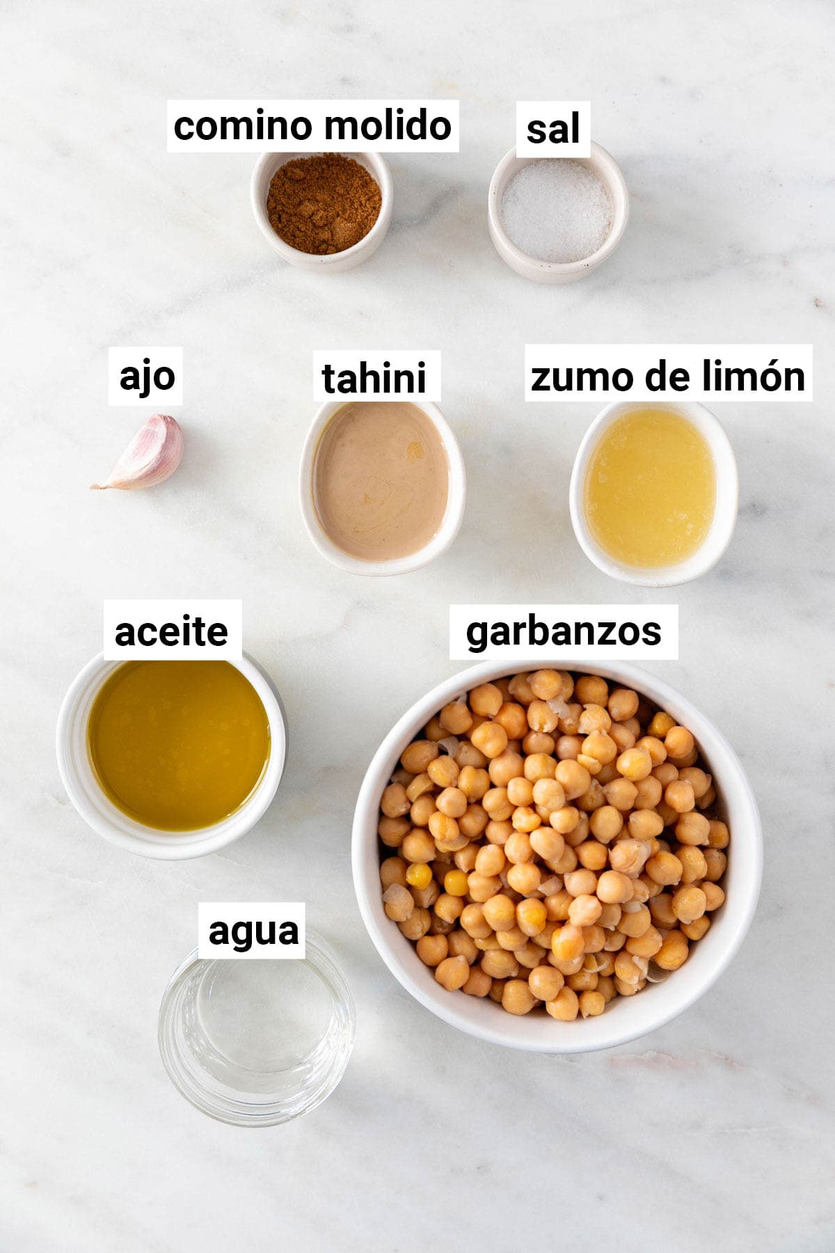 Ingredientes necesarios para hacer hummus casero de garbanzos.