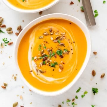 Cuenco con crema o puré de calabaza decorado.