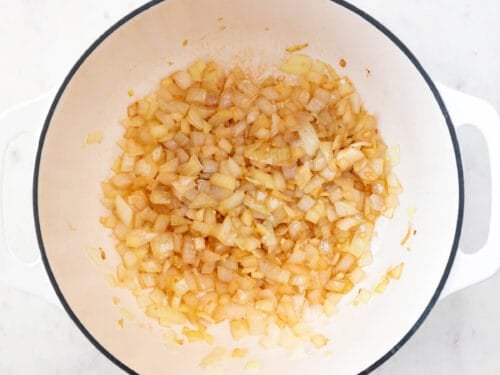 Olla con ajo y cebolla salteados en aceite de oliva virgen extra.