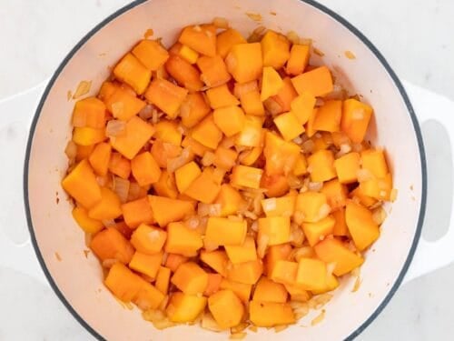 Bol con ajo, cebolla y calabaza salteados en aceite de oliva.