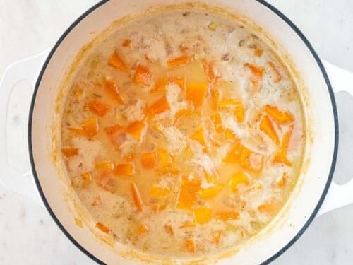 Olla con crema o puré de calabaza antes de batir.