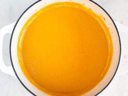 Olla con crema o puré de calabaza.