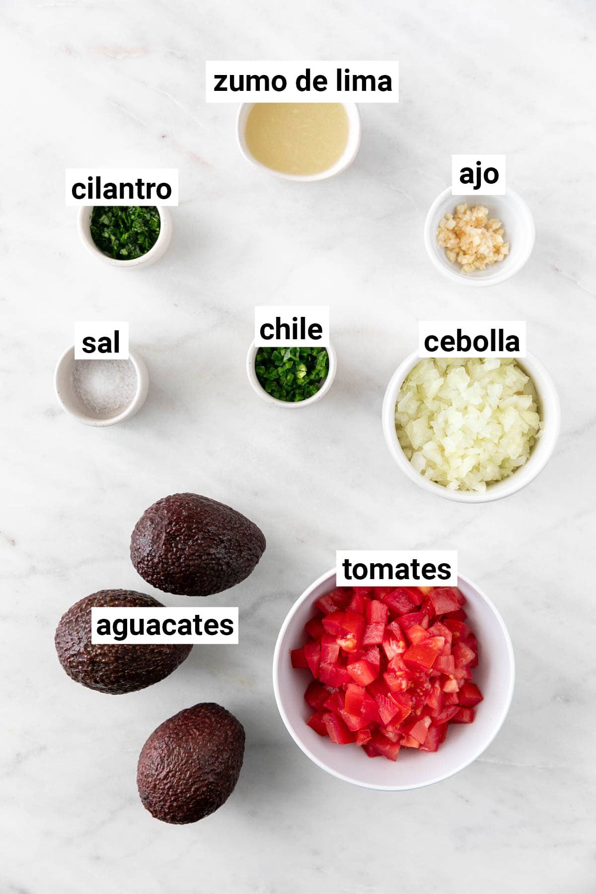 Ingredientes para hacer guacamole casero.