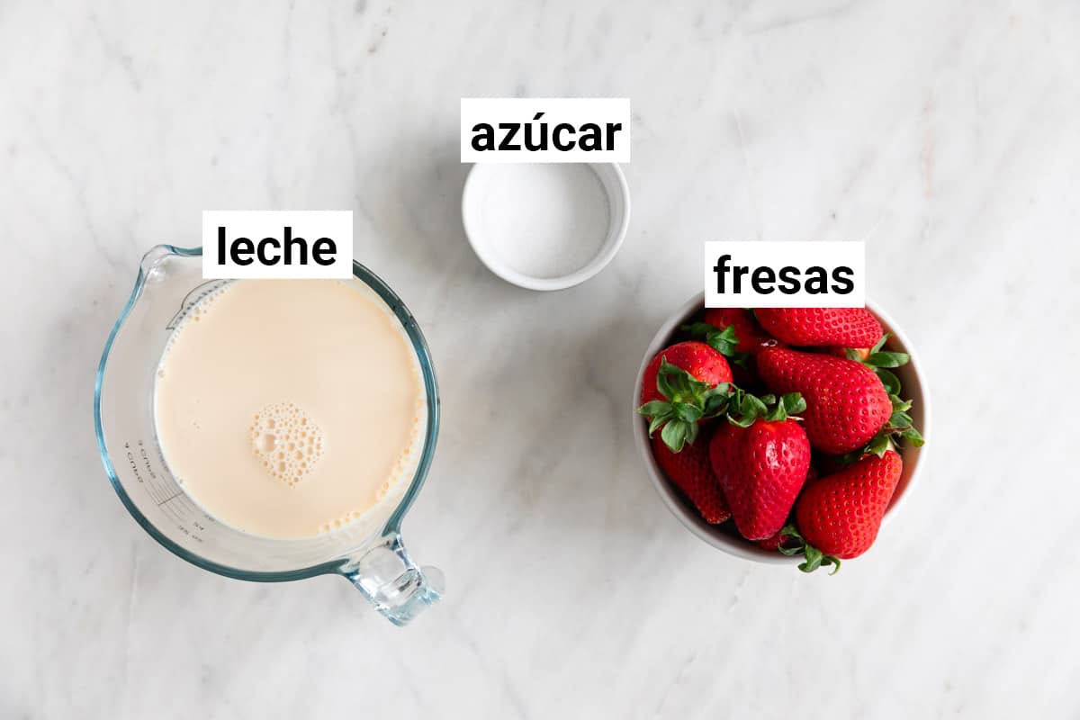 Ingredientes para hacer batido de fresa.