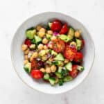 Plato con ensalada de garbanzos.