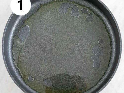 Aceite calentándose en la sartén.