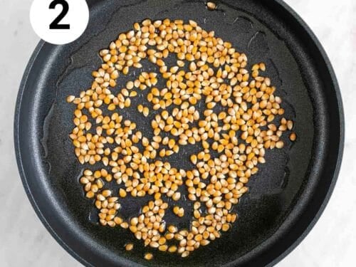 Granos de maíz para palomitas en una sartén con aceite.