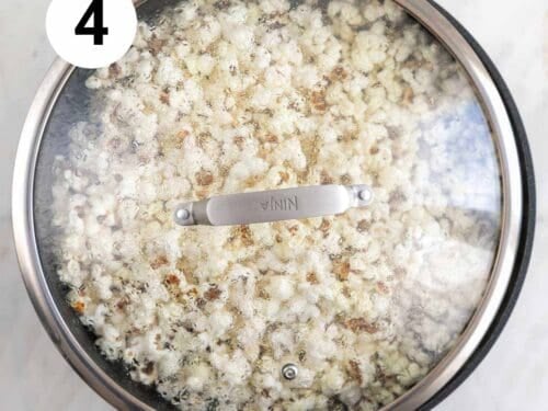 Palomitas de maíz en una sartén con tapa.