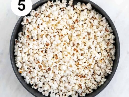 Palomitas de maíz en una sartén.