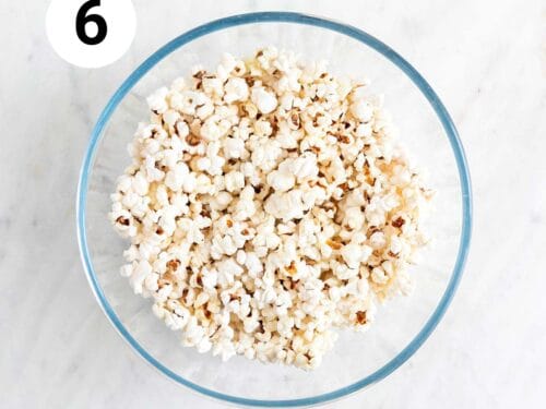 Palomitas en un bol transparente.