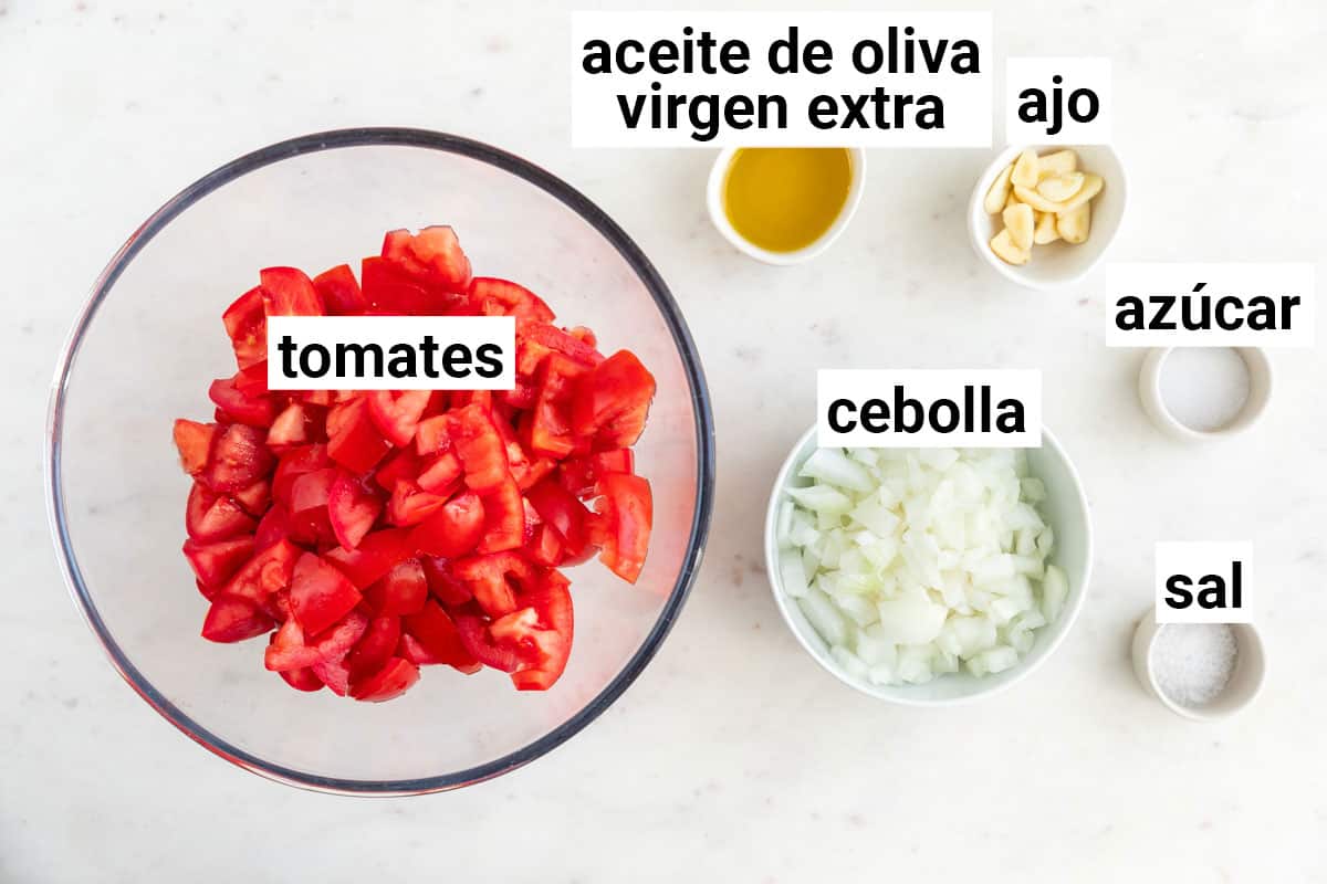 Ingredientes necesarios para hacer salsa de tomate casera.