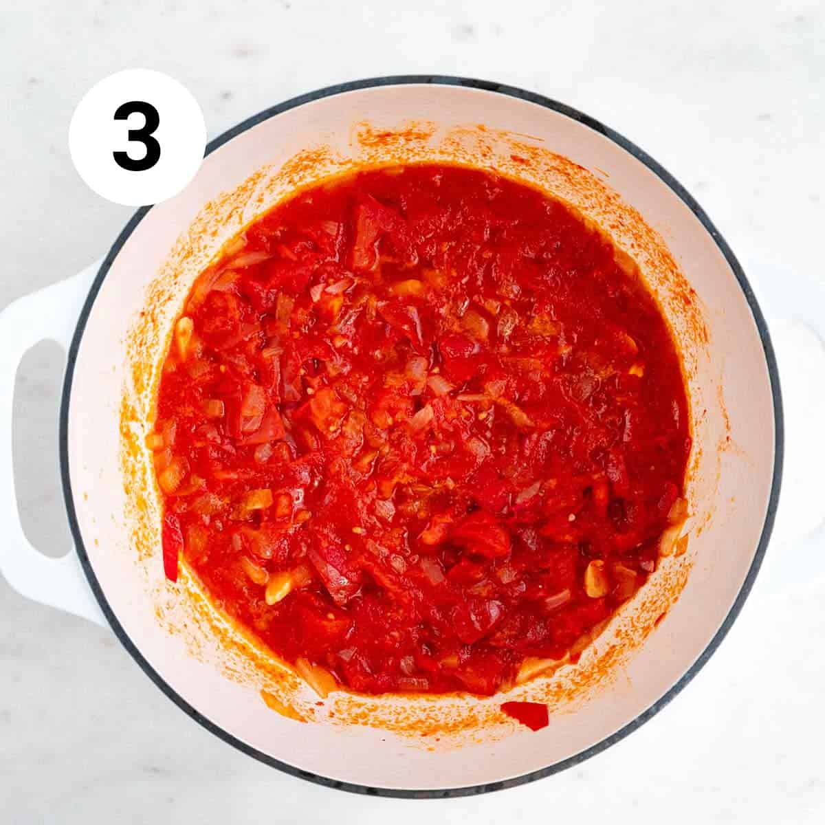 Olla con la salsa de tomate cocinada antes de batirla.