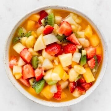 Macedonia de frutas en un plato.