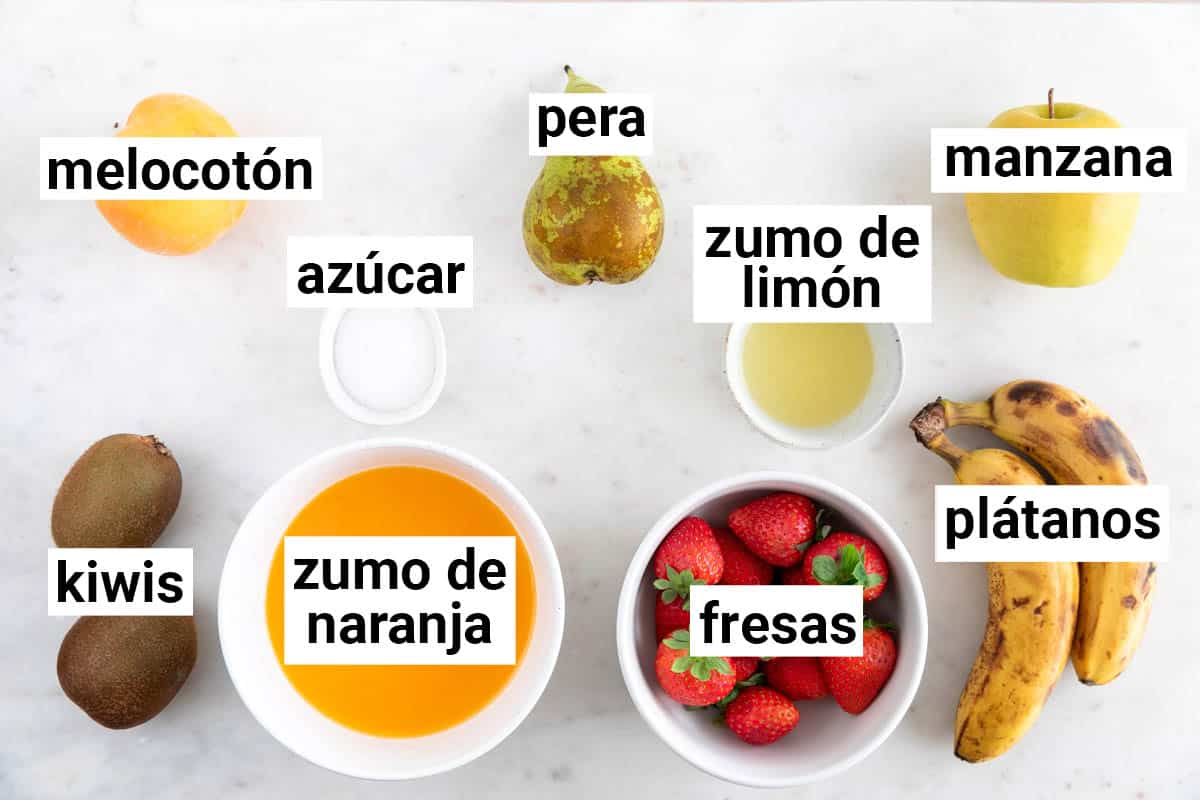 Ingredientes para hacer macedonia de frutas.