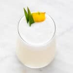Piña colada con piña natural y hojas de piña.