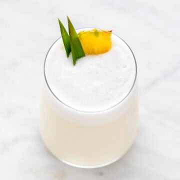 Piña colada con piña natural y hojas de piña.