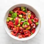 Ensalada de tomate y aguacate en una ensaladera grande.