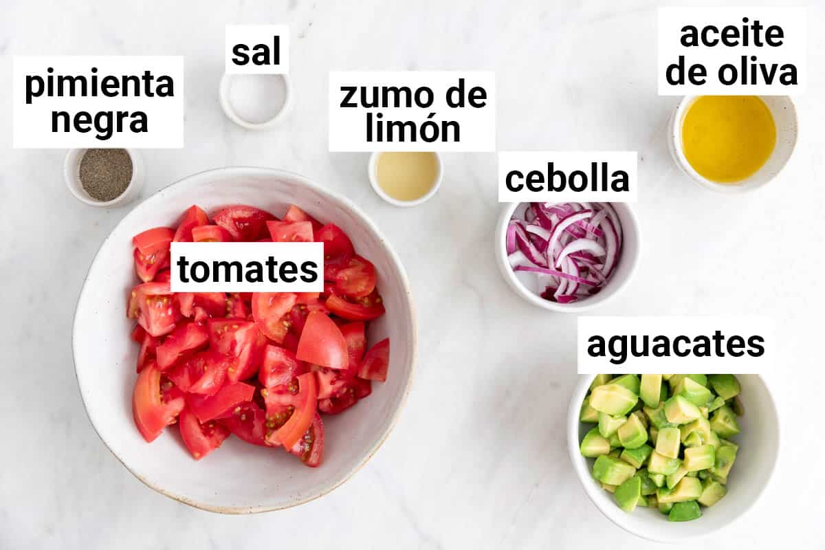 Ingredientes para hacer ensalada de tomate y aguacate.