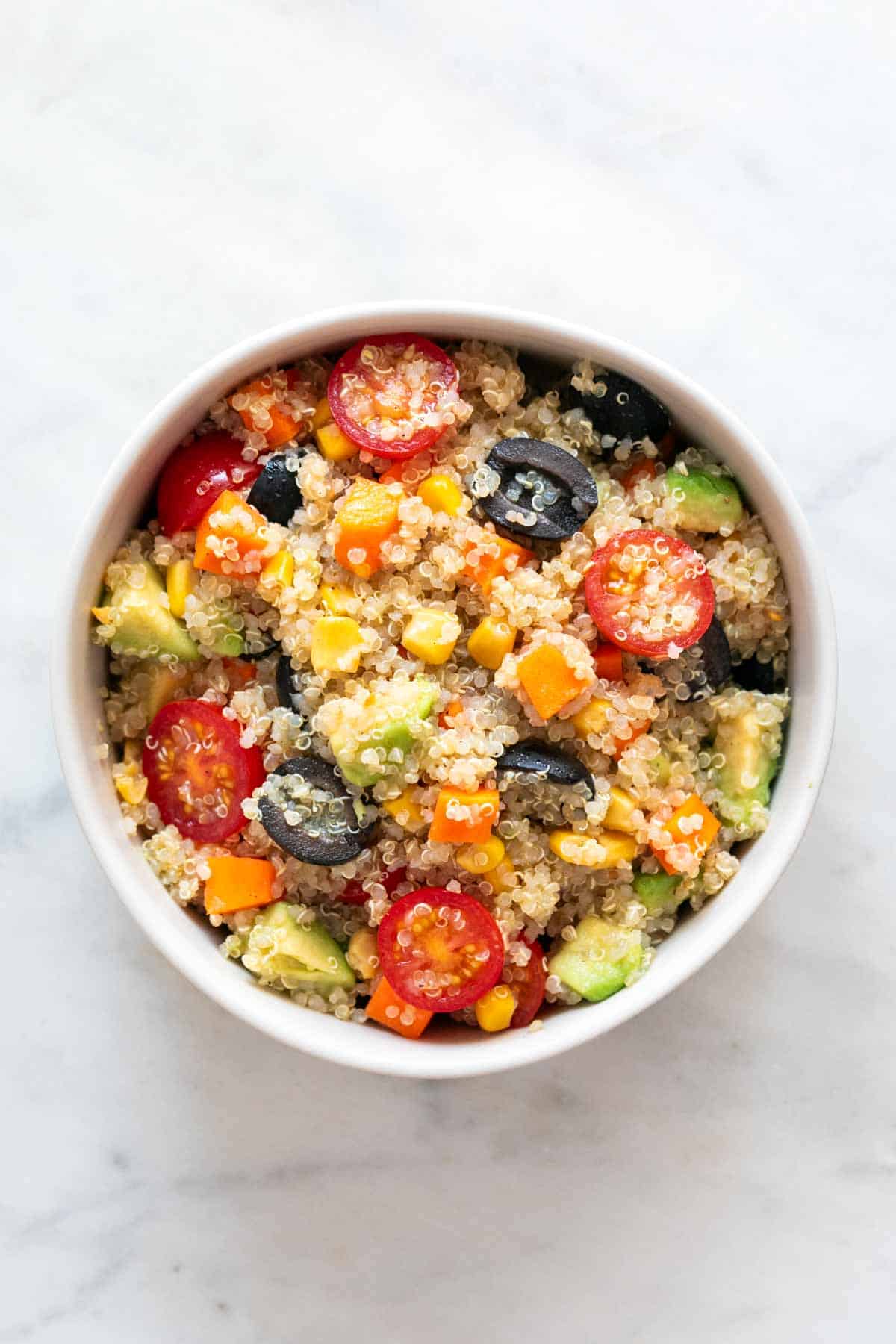 Ensalada de quinoa servida en un bol.