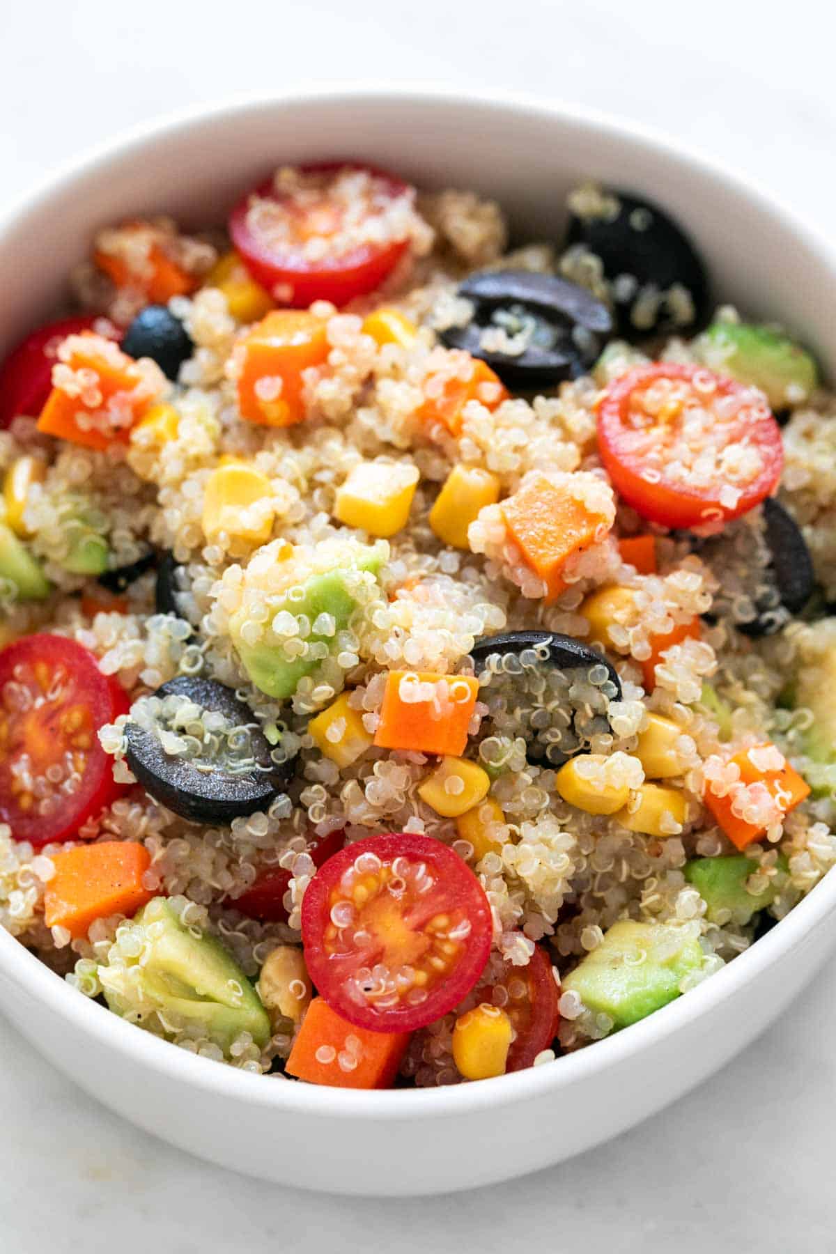 Ensalada de quinoa en un bol blanco.